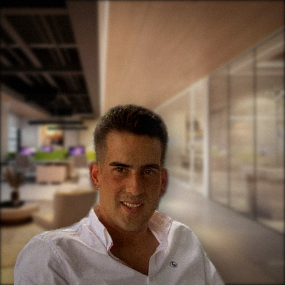 Fundador de AdsNRoses en la oficina